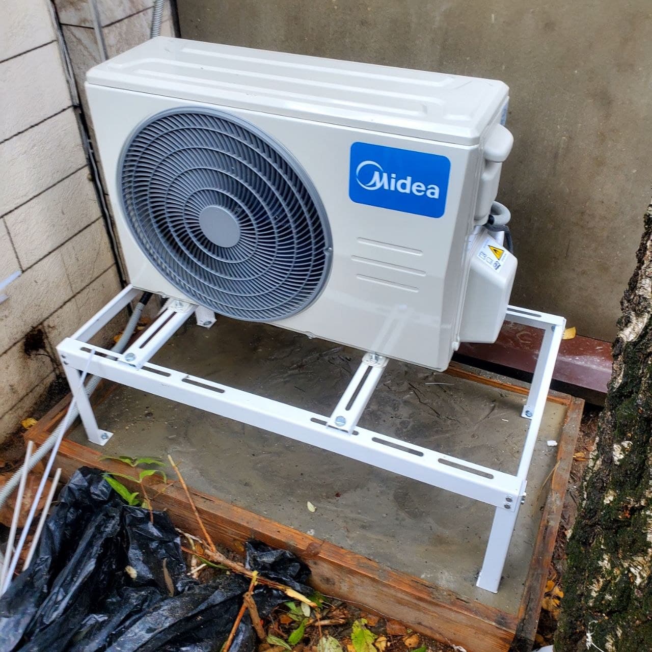 Наружный блок Midea на напольной раме